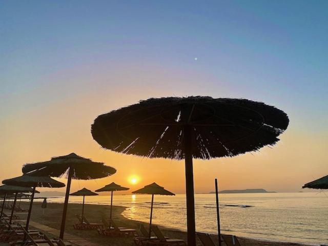 Mikes On The Beach Hersonissos  Exterior foto